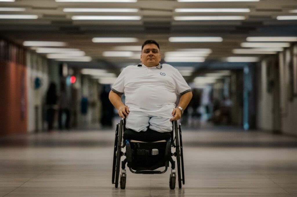 Foto de um professor cadeirante da UFRJ